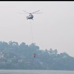 Uttarakhand:नैनीताल के जंगलों की आग बुझाने के लिये वायुसेना के M-I 17 हेलीकॉप्टर ने संभाला मोर्चा-देखे-VIDEO