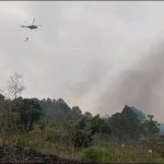 Uttarakhand News:भारतीय वायुसेना ने संभाला जंगलों की आग बुझाने का मोर्चा,सुलगते जंगलों पर हेलीकॉप्टर से बरसाया पानी-VIDEO