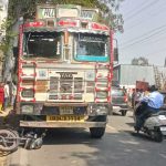 हल्द्वानी में दर्दनाक सड़क हादसा, ट्रक की टक्कर में बाइक सवार पिता पुत्र सहित तीन लोगों की मौत, देखे-दर्दनाक VIDEO