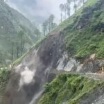 उत्तराखंड: भारी भूस्खलन, देखते देखते पहाड़ का एक हिस्सा टूट कर गिरा:खौफनाक VIDEO