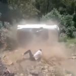 कार नीचे खाई में गिरी, हादसे का वीडियो कैमरे में हुआ कैद, देखे खौफनाक VIDEO हुआ चमत्कार