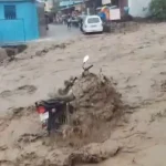 हल्द्वानी में मूसलाधार बरसात, नाले में वही बाइक, बाइक सवार भागकर बचाई जान
