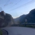 उत्तराखंड: क़ुदरत का कहर,जोगीधारा हाइवे पर देखते -देखते टूट कर गिरा पहाड़, वीडियो देख हो जाएंगे हैरान-VIDEO