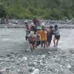 Nainital News:पहाड़ का दर्द:ऊँचे नीचे पहाड़… उफनती नदी, जान जोखिम डाल डोली से बीमार महिला को पहुंचाया अस्पताल-देखे-VIDEO