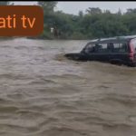 उत्तराखंड:रामनगर में नदी की बीच धारा में फंसी पर्यटकों की कार, मची चीख पुकार-VIDEO