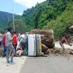 उत्तराखंड:ऋषिकेश-बदरीनाथ मार्ग पर दर्दनाक हादसा: वाहन पर गिरा बोल्डर, महिला की मौत, चार लोग घायल-देखे-VIDEO