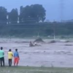 उत्तराखंड:जल प्रलय–मदद की गुहार लगाते रहे लोग, उफनती नदी में समा गया ट्रैक्टर, 8 की मौत खौफनाक ….VIDEO