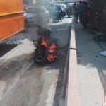 उत्तराखंड:चलती बाइक में लगी भीषण आग, चालक ने कूद कर बचाई जान-VIDEO
