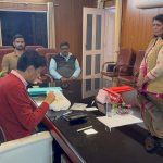 हल्द्वानी कुमाऊं कमिश्नर के जनसुनवाई में महिला पहुंची आटा लेकर , जाने फिर क्या हुआ