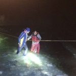 (उत्तराखंड) बिन बरसात अचानक नदी आई ऊफ़ान पर,सेल्फी ले रहे पांच लोग नदी की तेज बहाव में फंसे, एसडीआरएफ का रेस्क्यू,VIDEO