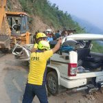 उत्तराखंड: चलती बोलेरो पर बोल्डर गिरा, एक पर्यटक की मौत दो घायल गाड़ी को काटकर निकला शव, मंदिर जा रहे थे दर्शन करने-VIDEO
