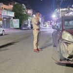 डिवाइडर से टकराई लग्जरी कार, स्पा और बार संचालक की मौत, शरीर पर मिले गहरे घाव से मामला हुआ संदिग्ध
