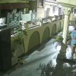 हल्द्वानी में अजीबोगरीब चोरी: 8 फीट ऊंची दीवार फांदकर घर में घुसा अधेड़; आंगन से चुराए महिलाओं के कपड़े CCTV में कैद हुई करतूत-VIDEO