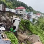 भारी बारिश के बीच उत्तराखंड में दिल दहला देने वाला मंजर, पहाड़ी खिसकने से भरभराकर गिरा मकान-देखे-VIDEO