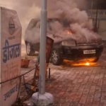 हल्द्वानी में बड़ा हादसा टला: सिंधी चौराहे के पास चलती कार बनी आग का गोला, बाल-बाल बचे महिला और पुरुष; पेट्रोल पंप कर्मियों ने दिखाई तत्परता-VIDEO