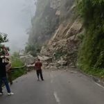नैनीताल-हल्द्वानी हाईवे पर टूटा पहाड़, सड़क हुई बंद-देखें-VIDEO