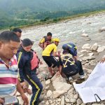 नैनीताल:6 साल के मासूम के सामने कोसी नदी के तेज बहाव में बहा फौजी पिता, पत्थरों के बीच 3 किमी दूर मिला शव-VIDEO