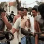 उत्तराखंड: बच्चों से छेड़छाड़ का आरोप, आरोपी का मुँह किया काला, टायर में बांधकर घुमाया-VIDEO